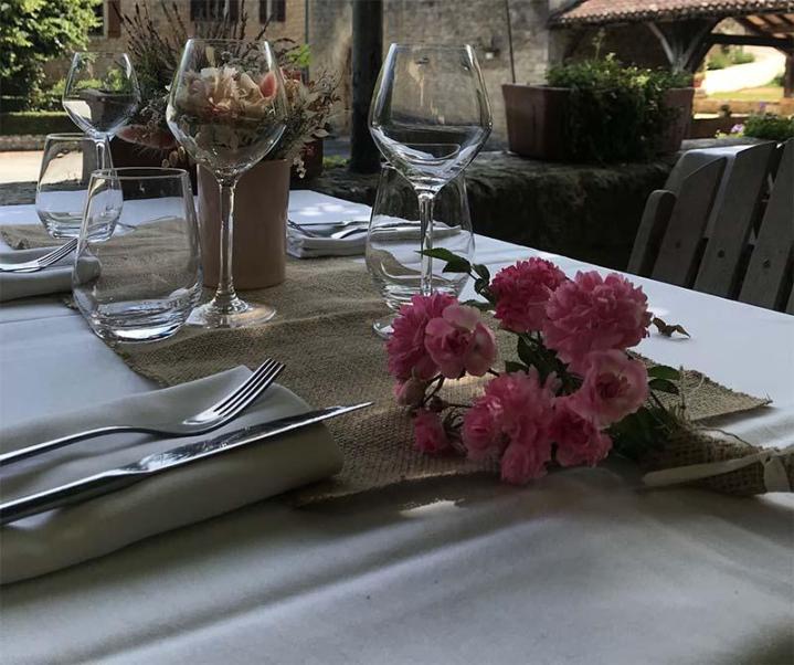 Attablez-vous sur la terrasse  et savourez la fraîcheur de vos plats